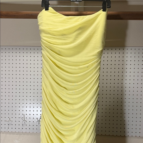 BABYBOO butter Yellow Ruched Maxi Dress. Size Medium NEW WITH TAGS - Picture 3 of 7